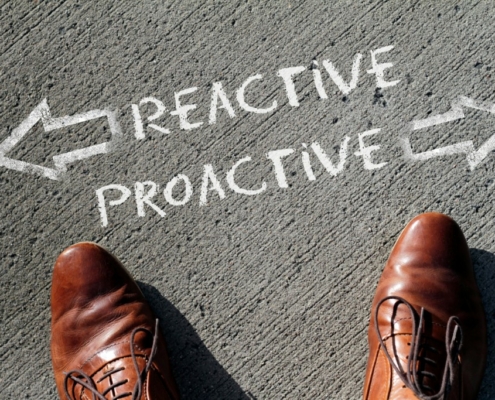 Auf dem Boden stehen die Begriffe reaktive und proaktive und soll zeigen, dass reaktiv rückwärtsgewandt und proaktiv zukunftsorientiert IT-Betreuung ist.