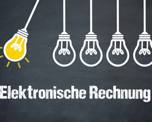 eichnung auf der 5 Glühbirnen zu sehen sind. Darunter steht Elektronische Rechnung. Die erste Glühbirne leuchtet und sieht aus, als ob sie angestoßen wurde. Symbolisch steht es für den Anstoß der E-Rechnung.